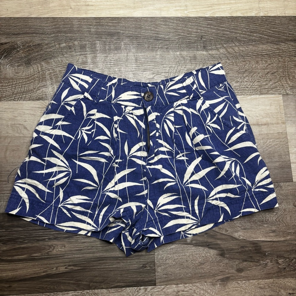 Blue Leaf Print Women's Shorts